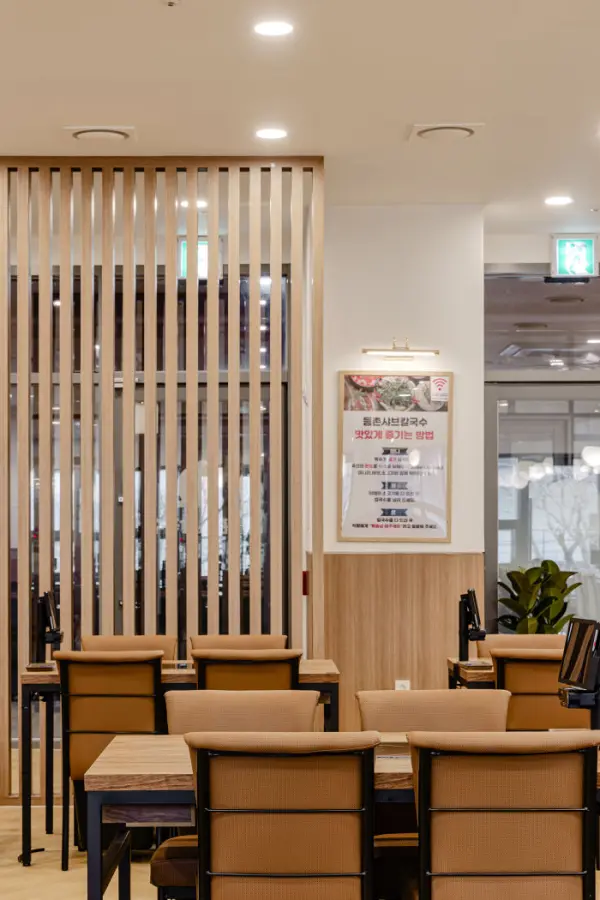 우드 슬랫 파티션이 돋보이는 따뜻한 한식당 인테리어